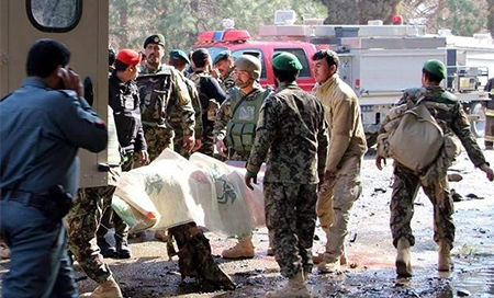 Soldados afganos en Helmand Quince policías afganos muertos por un ataque aéreo de EEUU sobre Helmand
